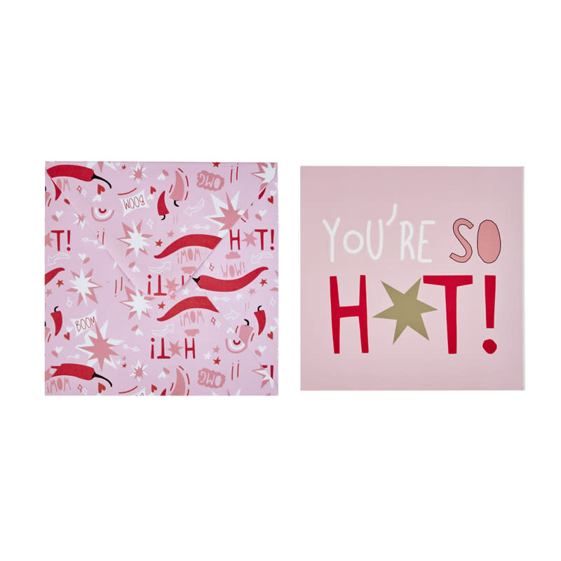 <p>Une carte à la couverture évocatrice qui ouvre la voie à des mots polissons. A vous de décider du niveau de sensualité que vous souhaitez leur donner !</p> <p><em><strong>Carte Postale You're So Hot !, Gifi, 1 €</strong><br> En vente chez GiFi</em></p>