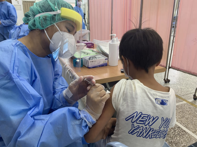 台灣新冠肺炎疫情嚴峻，確診病例不斷攀升，醫師指本土病例有2成是兒童，呼籲家長儘快帶孩子接種疫苗。（中央社／檔案照片）
