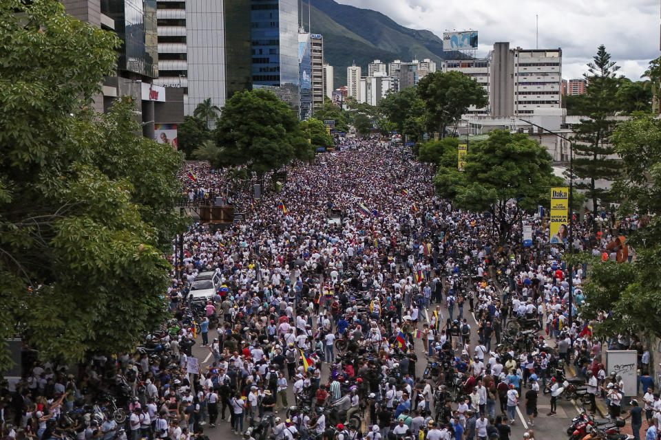 Manifestantes protestan contra la certificación del Consejo Nacional Electoral (CNE) de la reelección del presidente Nicolás Maduro en Caracas, Venezuela, el martes 30 de julio de 2024, dos días después de la elección presidencial. (AP Foto/Matías Delacroix)
