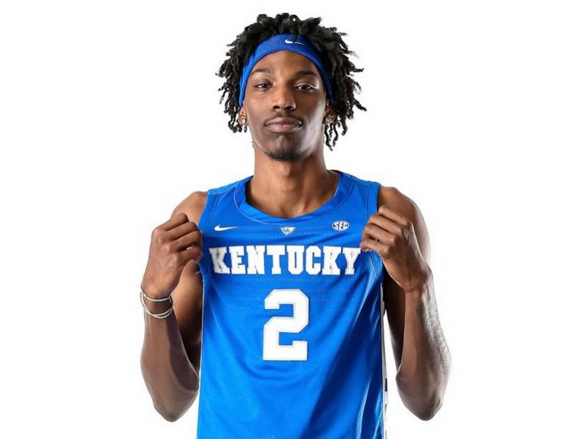 Aaron Bradshaw posed for photos in a Kentucky jersey during his official visit to Lexington.