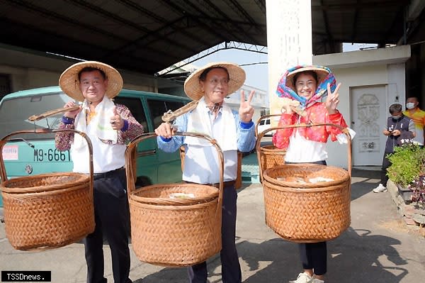 割稻飯產業文化活動開幕，縣長林明溱、立委許淑華、草屯鎮長簡景賢擔著「割稻飯」進場，全場為之注目。（記者蔡榮宗攝）