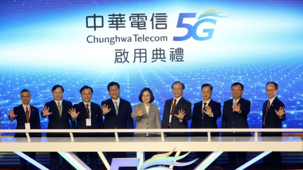 中華電信6月30日上午正式宣佈自家5G資費，會中邀請了蔡英文總統（中）等一同參與5G開台啟用典禮。 (攝影者：楊文財)