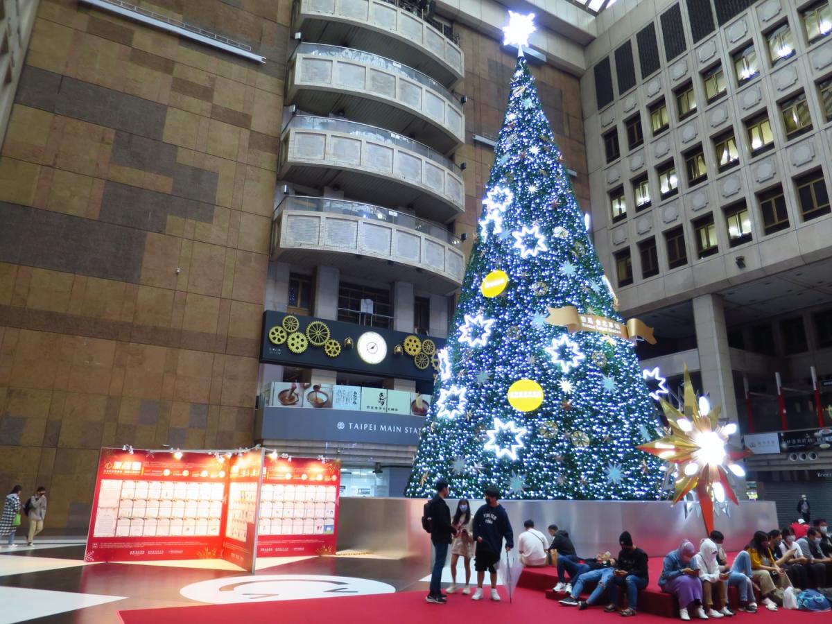 [問卦] 台北車站聖誕樹 是怎麼弄的