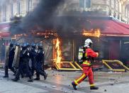 Le 16 mars, lors de l’acte 18 de la mobilisation, et alors que le mouvement semble amorcer sa décrue depuis un mois, les violences reprennent de plus belle à Paris. Des kiosques à journaux sont incendiés sur les Champs-Elysées, tout comme le Fouquet’s. Parti pour un week-end au ski, Emmanuel Macron est contraint d’écourter son séjour.