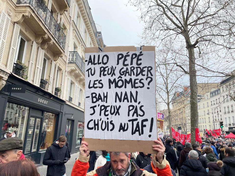 "- Allo pépé, tu peux garder les mômes ?  - Bah nan, j'peux pas ch'uis au taf." (Photo Matthieu Brandely / Yahoo)