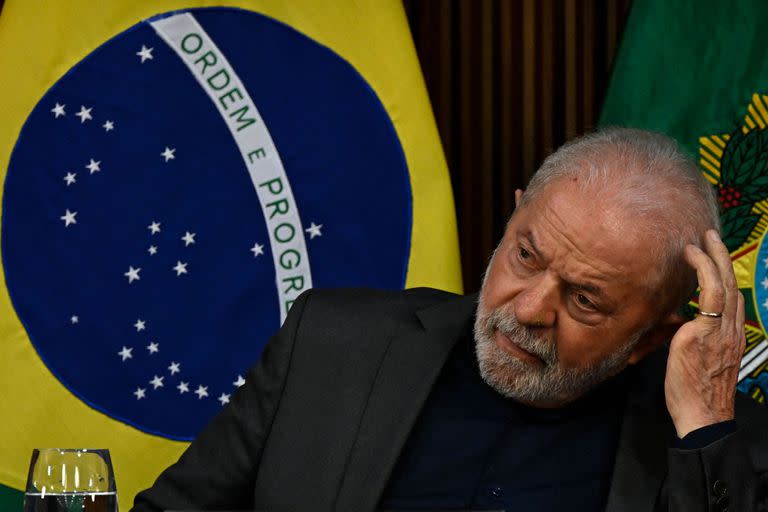 El presidente de Brasil, Luiz Inácio Lula da Silva, hace un gesto durante una reunión con los gobernadores en el Palacio Planalto en Brasilia