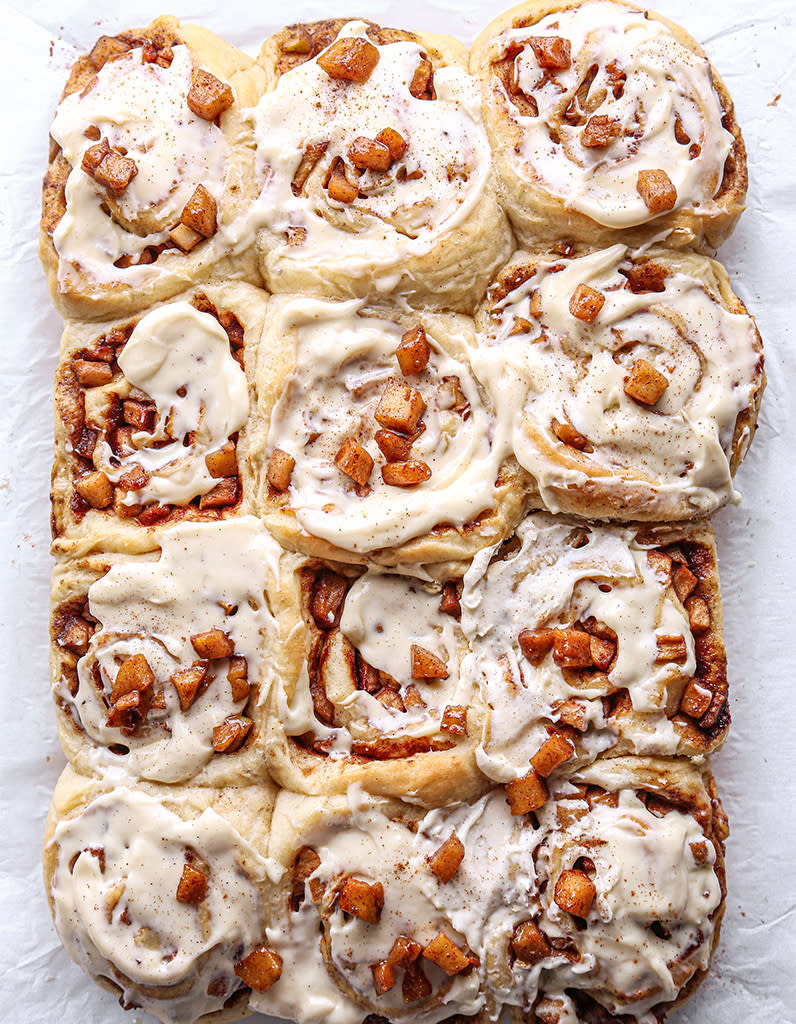 <p>Comment résister à ces cinnamon rolls à la pomme, sirop d'érable et sucre de coco ? Un délice plein de saveurs.</p><p>Découvrir la recette <a href="https://www.wifemamafoodie.com/apple-cinnamon-rolls/" rel="nofollow noopener" target="_blank" data-ylk="slk:ici;elm:context_link;itc:0;sec:content-canvas" class="link ">ici</a></p><br>