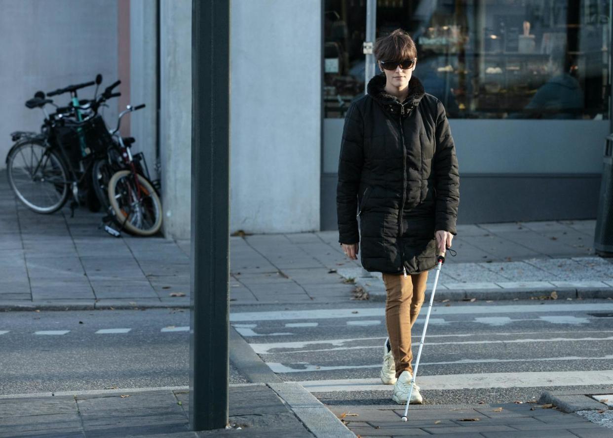 Sighted people would have a hard time crossing the street by sound alone. <a href="https://www.gettyimages.com/detail/photo/full-length-of-blind-woman-crossing-road-with-stick-royalty-free-image/1210268422" rel="nofollow noopener" target="_blank" data-ylk="slk:Maskot/DigitalVision via Getty Images;elm:context_link;itc:0;sec:content-canvas" class="link ">Maskot/DigitalVision via Getty Images</a>
