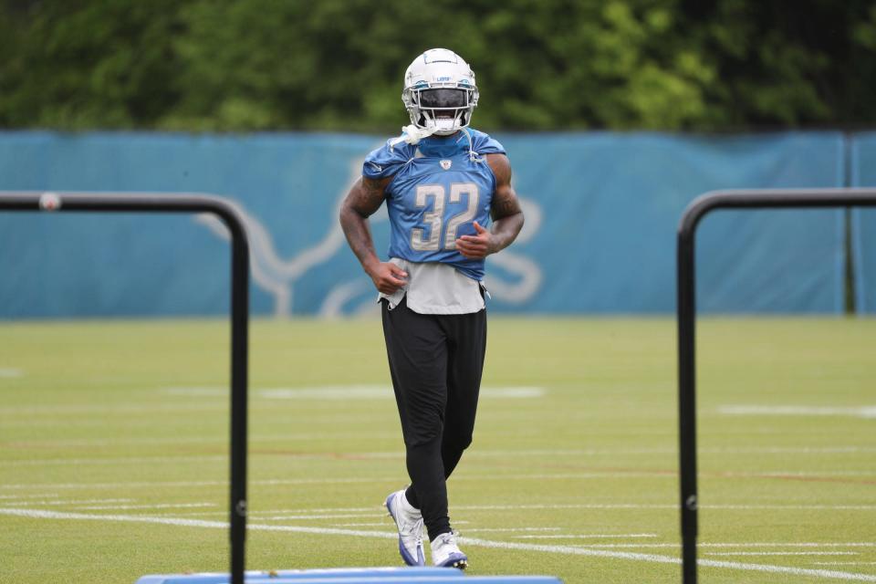 Detroit Lions running back D'Andre Swift goes through drills during OTAs on Thursday, May 26, 2022 at the team practice facility in Allen Park.