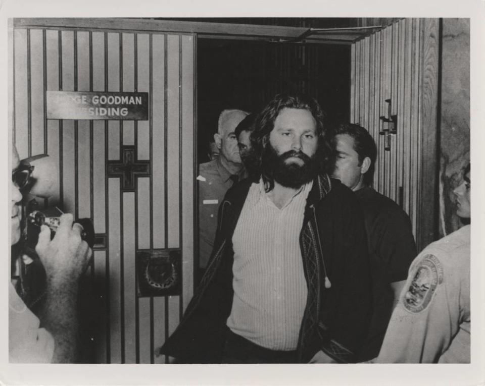 Jim Morrison a su salida de la corte en Miami en 1970. Un año antes se presentó The Doors en el Dinner Key Auditorium in Miami.