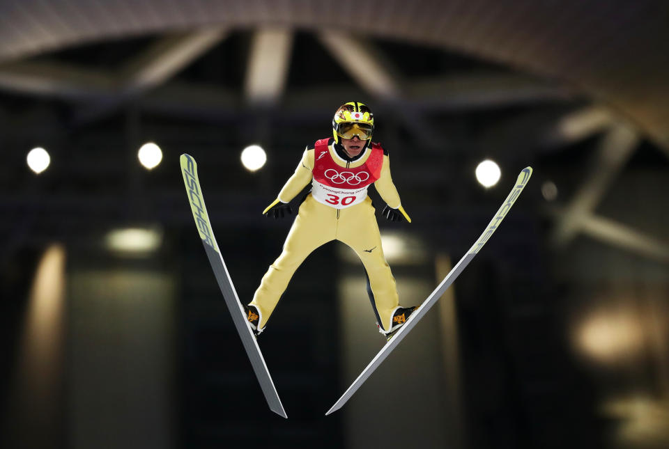 <p>L’athlète qui vole en saut à skis n’est autre que le Japonais Noriaki Sakai. Sa particularité ? Il a 45 ans ! À Pyeongchang, il participe à ses 8e JO d’hiver, un record. (crédit Getty) </p>