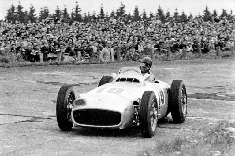 Juan Manuel Fangio al volante del Mercedes-Benz W 196 R en el Gran Premio de Alemania en Nürburgring, el 1º de agosto de 1954.