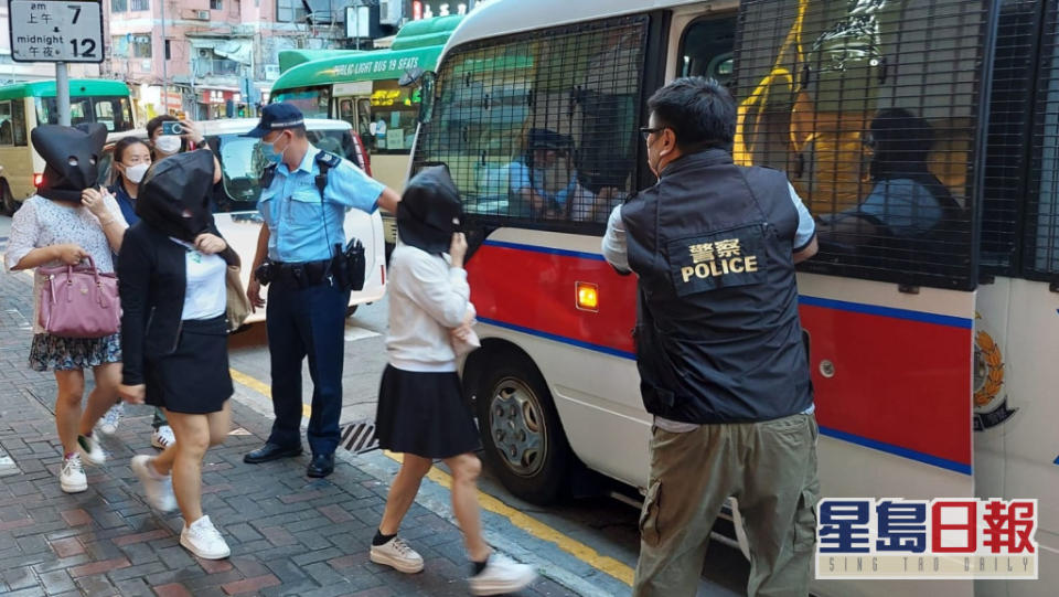 警方拘捕一批女子涉向顧客提供手淫服務。