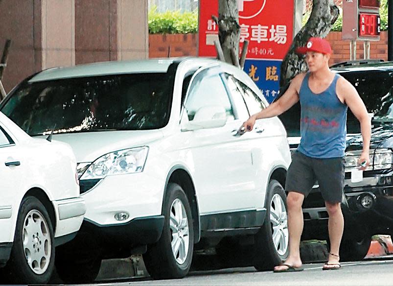 7月8日，陳思宇鑽進小紅帽休旅男的車裡，2人甜蜜同遊北海岸。