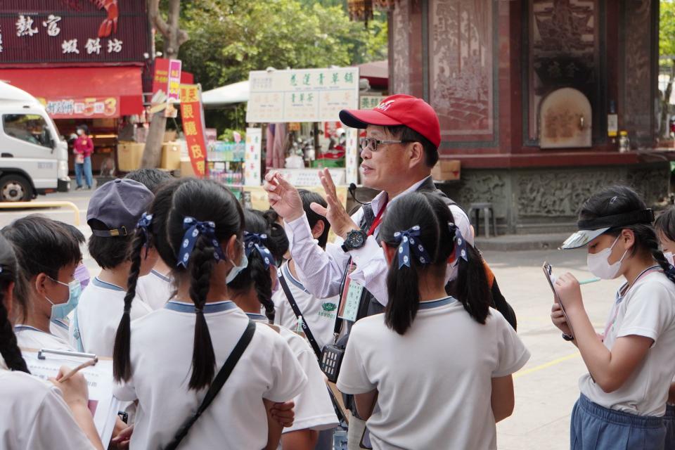 下午聚集在天后宮前廣場，向媽祖祈求「遊古堡，找劍獅」活動能順利圓滿後，我們一同走入時光隧道，回到荷蘭人建城、鄭成功驅逐荷蘭人的那一刻。