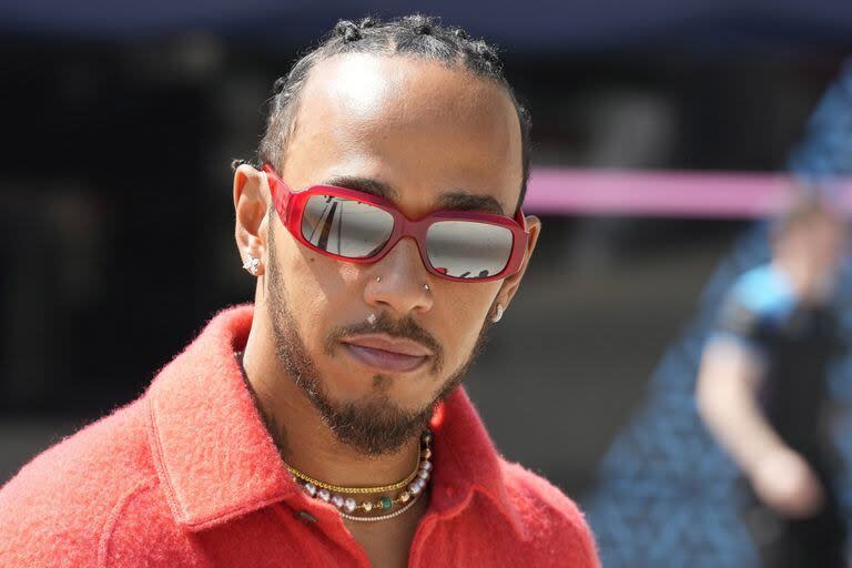 Lewis Hamilton ya se viste de rojo, aunque será en la próxima temporada cuando se suba a la Ferrari
