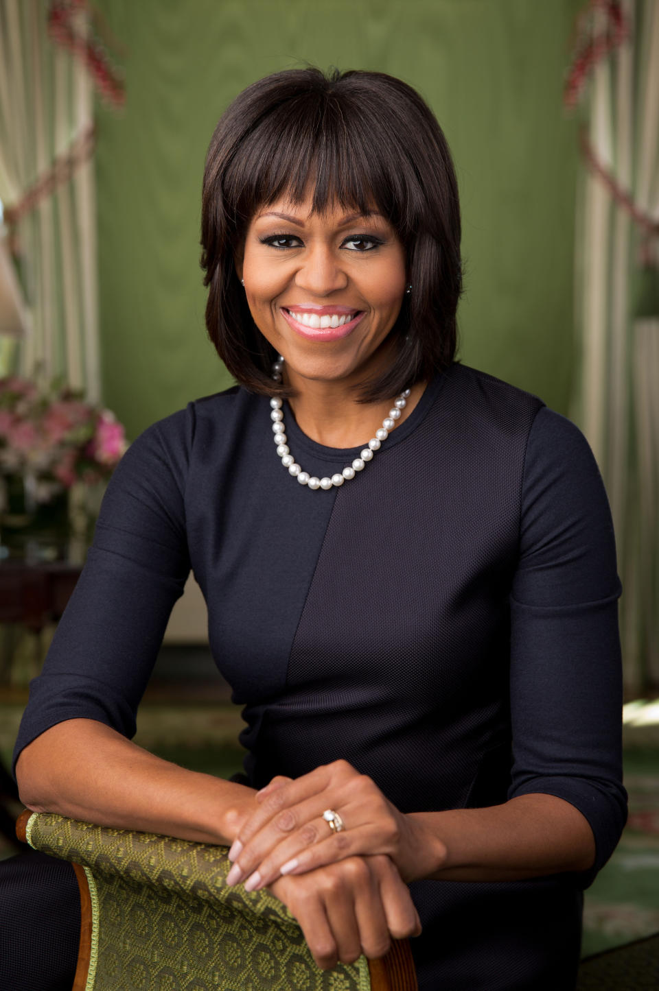 Puede que ya no te acuerdes, pero la mujer de Barack Obama también se ha atrevido con el flequillo. Con este peinado posó para un retrato en la Green Room de la Casa Blanca. (Foto: Chuck Kennedy / Getty Images)