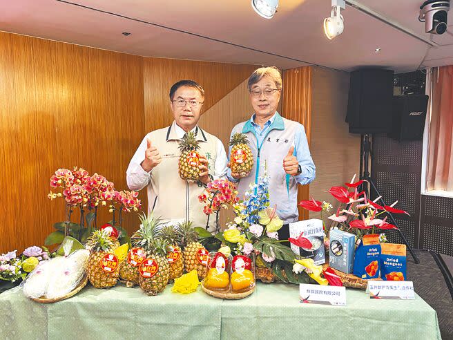 農業部代理部長陳駿季（右）及台南市長黃偉哲（左）15日連袂出席前進新加坡食品展記者會，預祝參展的台南市業者訂單滿滿、業績長紅。（洪榮志攝）