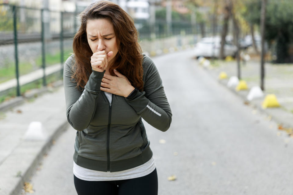 Husten kann sich mehrere Wochen halten und uns auch dann noch beeinträchtigen, wenn wir uns eigentlich schon wieder fit fühlen. (Symbolbild: Getty Images)