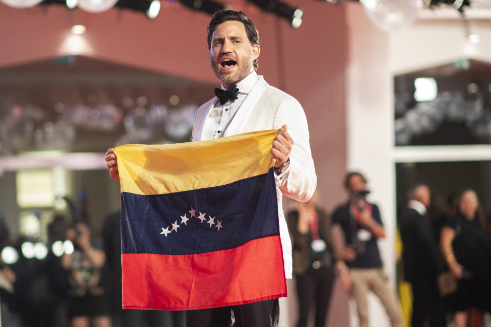 El actor que trabajó con Penélope Cruz en 'American Crime Story' (interpretó a Gianni Versace) desfiló con la bandera venezolana. (Foto: Arthur Mola / AP)