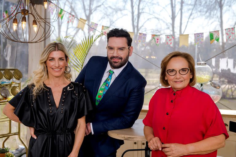 Pamela Villar, Damián Betular y Dolli Irigoyen deberán degustar las preparaciones de 14 reposteros aficionados y decidir quién fue el mejor de cada día