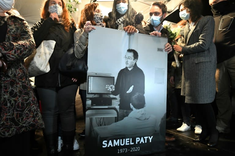 Knapp drei Jahre nach der Ermordung des französischen Lehrers Samuel Paty durch einen 18 Jahre alten Dschihadisten soll 14 Menschen der Prozess gemacht werden. Ein Berufungsgericht hat die Aufnahme der Verfahren bestätigt. (Bertrand GUAY)