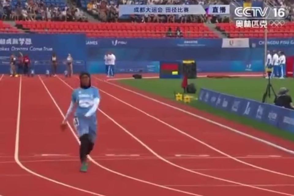  Nasra Abukar Ali crosses the 100m line about 10 seconds after the rest of the field  (CCTV-16)