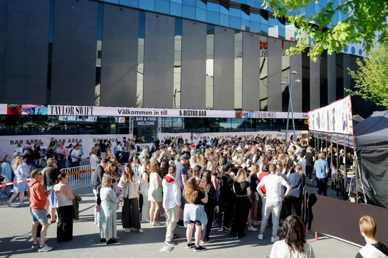 Des fans font la queue avant le concert de la chanteuse américaine Taylor Swift dans le cadre de sa tournée Eras Tour à Stockholm, le 17 mai 2024 en Suède (Christine Olsson/TT)