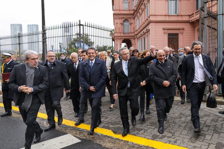 Alberto Fernández y su gabinete rumbo al Tedeum en la Catedral Metropolitana