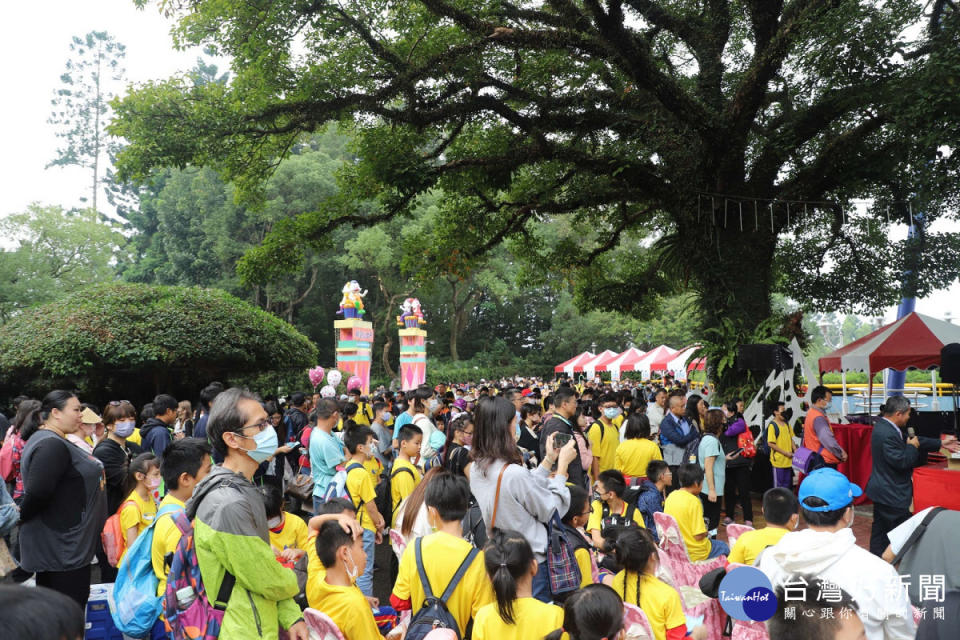 雲林縣政府今（30）日辦理「快樂天使育樂營」，邀請2500多名快樂天使、師長及家屬暢遊劍湖山世界／林詩涵翻攝