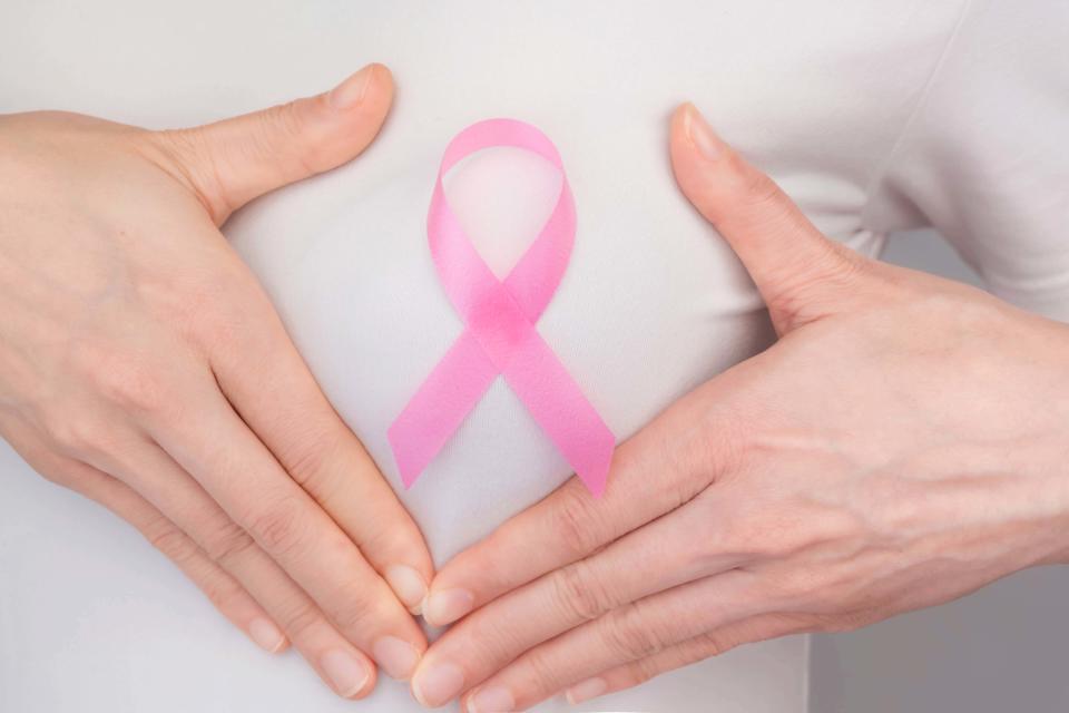 Die Rosa Schleife ist ein internationales Symbol, um das Bewusstsein gegen Brustkrebs zu stärken und auf Brustkrebs-Früherkennung aufmerksam zu machen. (Bild: Getty Images)