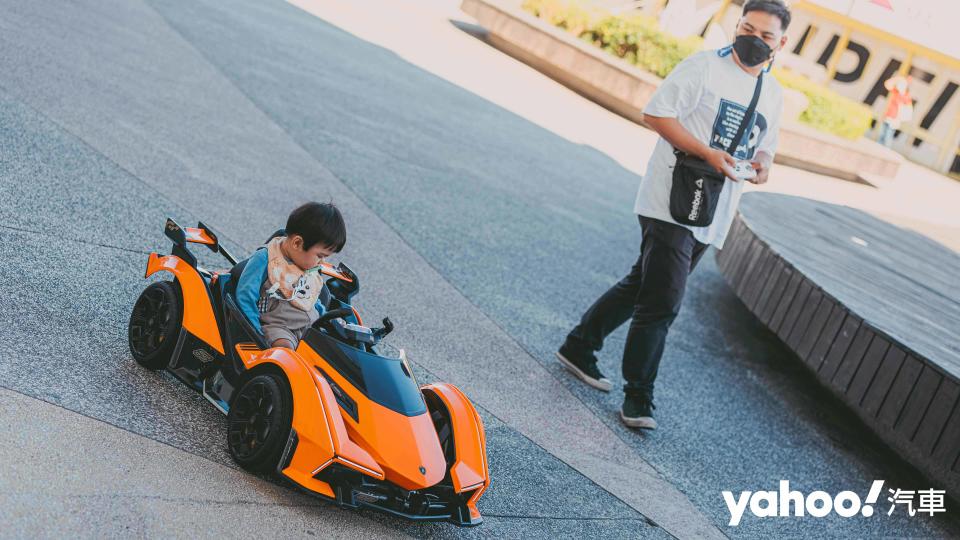 孩子的教育不能等之嘟嘟房遙控童車開箱！Lamborghini Lambo V12 Vision GT、蝙蝠車、仙杜瑞拉公主馬車