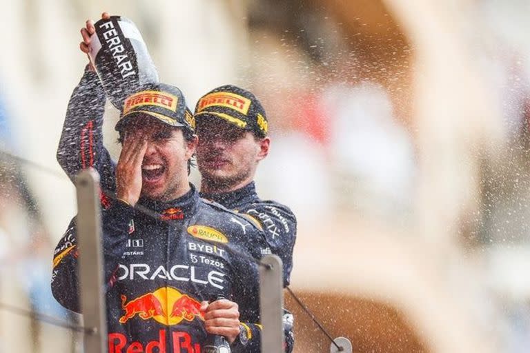 Checo Pérez celebra con Max Verstappen, su compañero en Red Bull, el triunfo en el GP de Mónaco.