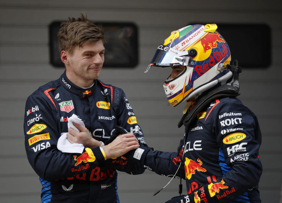 Max Verstappen de Red Bull celebra después de clasificarse en la pole position junto con el segundo clasificado Sergio Pérez de Red Bull. Fórmula Uno F1 - Gran Premio de China - Circuito Internacional de Shanghai, Shanghai, China - 20 de abril de 2024 (REUTERS/Tyrone Siu)