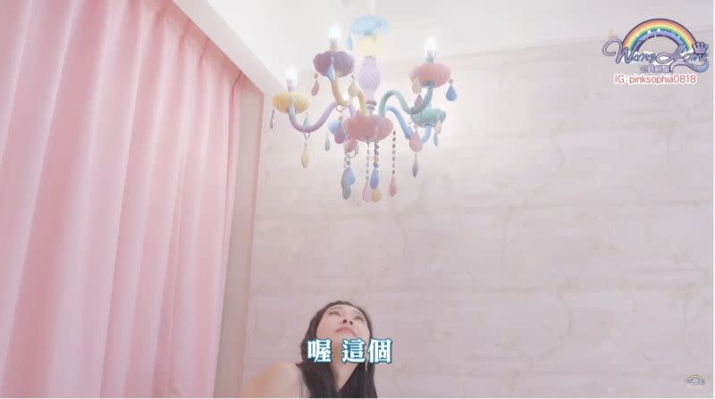 ▲王思佳替女兒裝上可愛又夢幻的吊燈。（圖／王思佳YouTube）