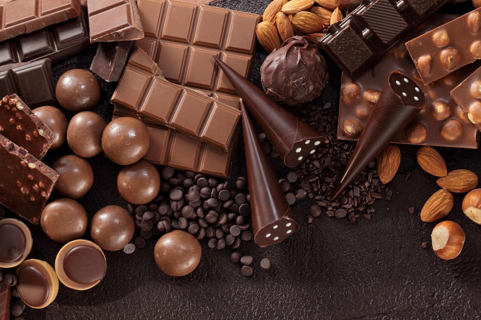 巧克力是甜點界不可或缺的材料，經濟價值極高，但這背後暗藏許多令人擔憂的環境問題與勞權問題。
