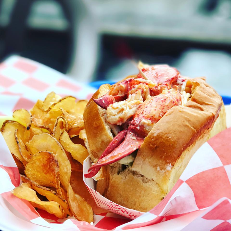 1) Beal's Famous Lobster Roll Kit - 4 Rolls