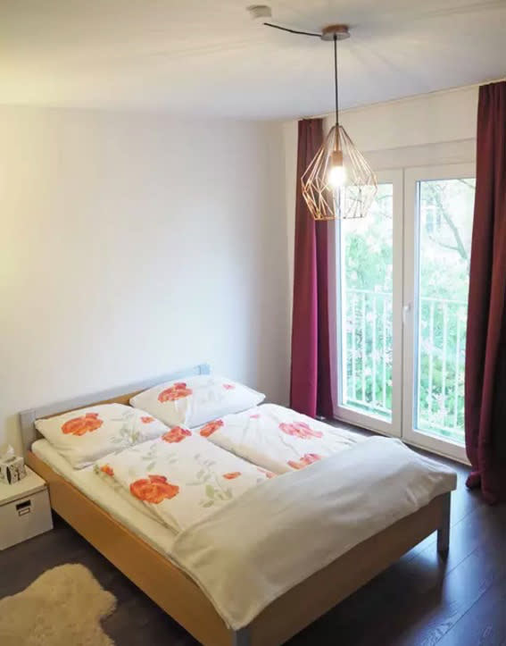 <p>The bedroom features floor-to-ceiling windows. (Airbnb) </p>