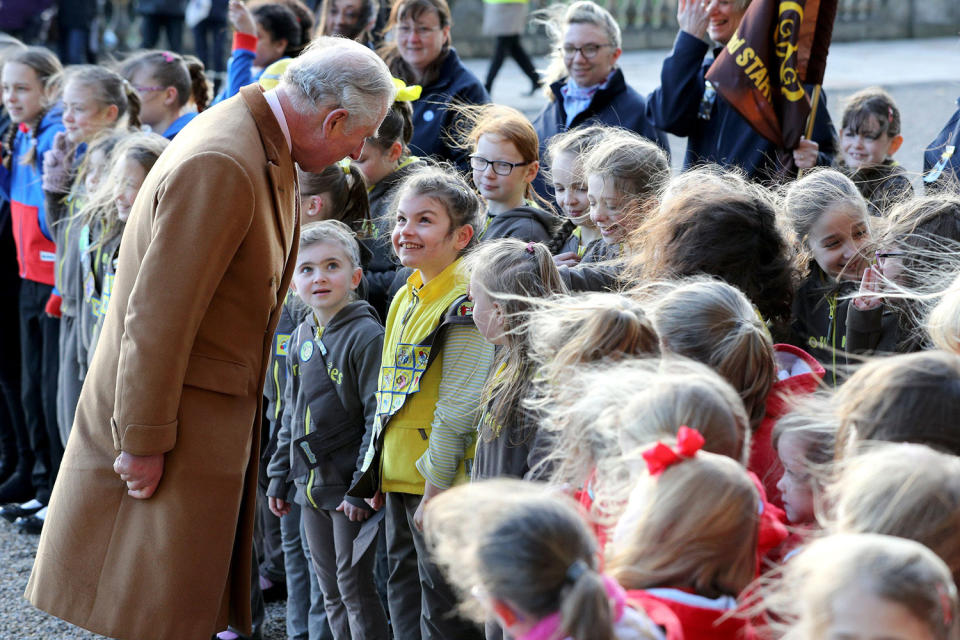 <p>Prince Charles trifft an einem windigen Tag in der nordenglischen Stadt Barnard Castle Schulkinder. (Bild: Rex Features) </p>