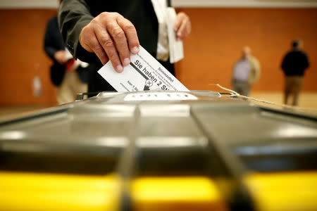 People vote in the general election (Bundestagswahl) in Munich, Germany, September 24, 2017. REUTERS/Michaela Rehle