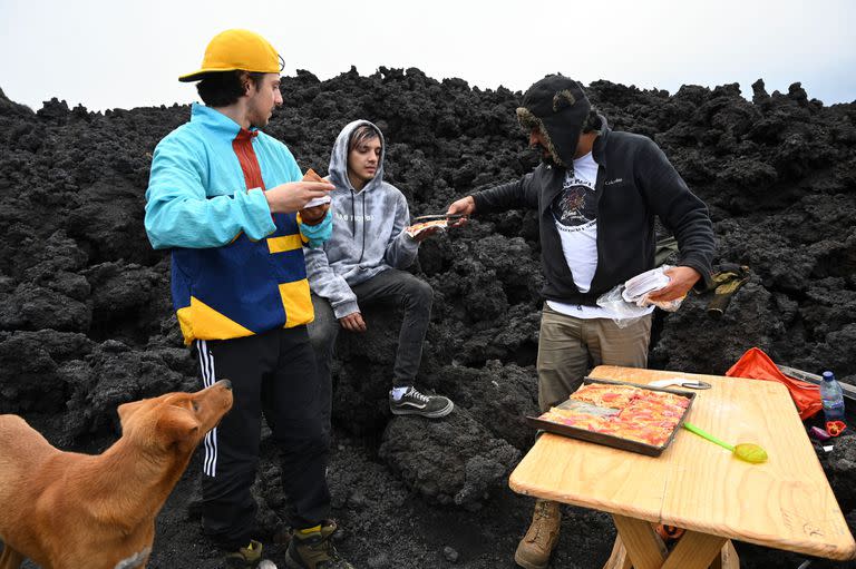 David Garcia sirve la pizza entre los turistas que se acercan a disfrutar de la experiencia única