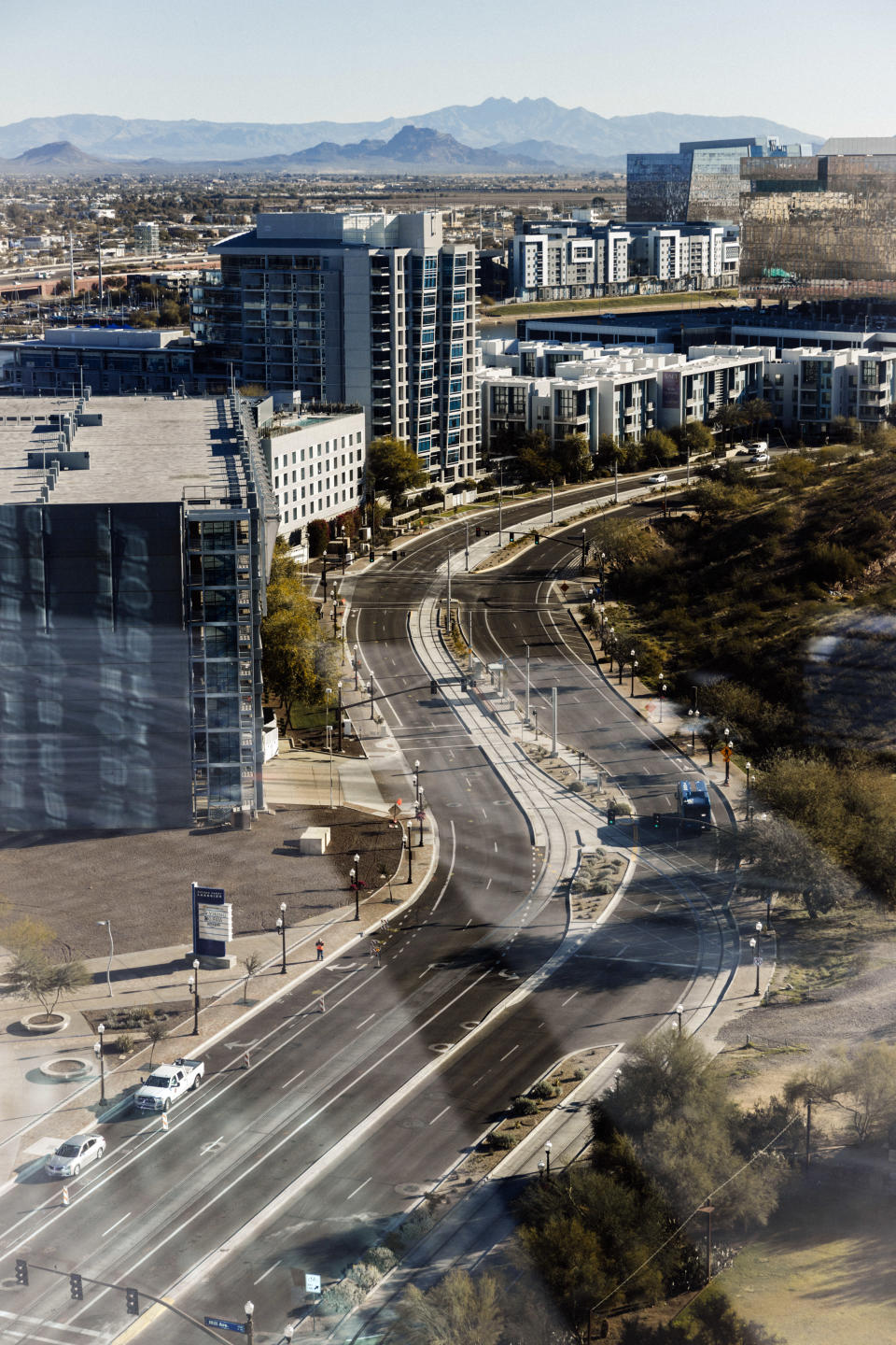 La vista desde uno de los pisos superiores de 100 Mill, un edificio de oficinas de 17 pisos en construcción en Tempe, Arizona, el 7 de febrero de 2022. (Adam Riding/The New York Times).