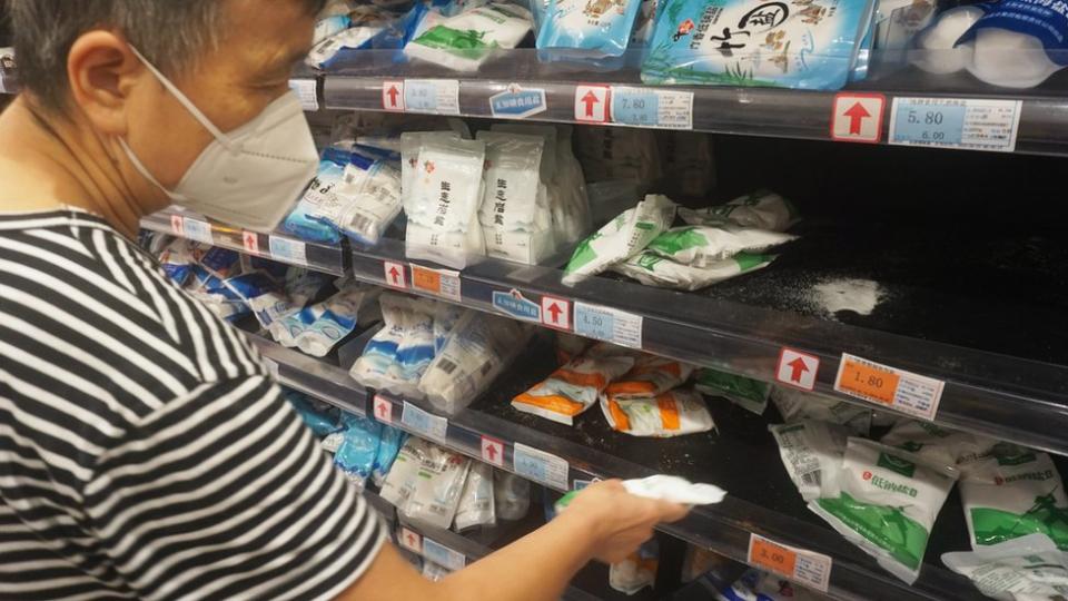 杭州某超市食用鹽貨架近乎被清空（24/8/2023）