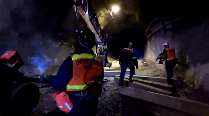 格拉斯伯格金銅礦場近年來從露天開採轉入地下，礦工摸黑進入礦場，辛苦且危險性高。   圖：翻攝自美國自由港官方影片
