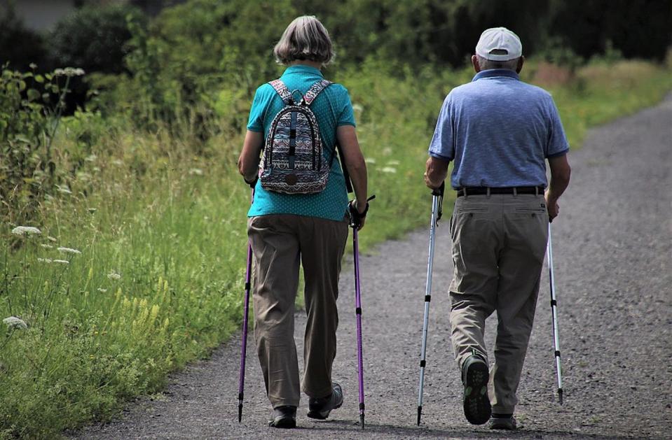 Cuando un deporte como la <em>marcha nórdica</em> se pone de moda, hay que saber nombrarlo. <a href="https://commons.wikimedia.org/wiki/File:Two_older_adults_nordic_walking.jpg" rel="nofollow noopener" target="_blank" data-ylk="slk:Julita/Wikimedia Commons;elm:context_link;itc:0;sec:content-canvas" class="link ">Julita/Wikimedia Commons</a>, <a href="http://creativecommons.org/licenses/by-sa/4.0/" rel="nofollow noopener" target="_blank" data-ylk="slk:CC BY-SA;elm:context_link;itc:0;sec:content-canvas" class="link ">CC BY-SA</a>