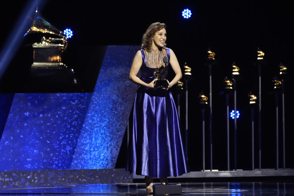 Gaby Moreno recibe el premio a mejor álbum de pop latino por "X Mi (Vol. 1)" en la 66a entrega anual de los Premios Grammy el domingo 4 de febrero de 2024 en Los Ángeles. (Foto AP/Chris Pizzello)