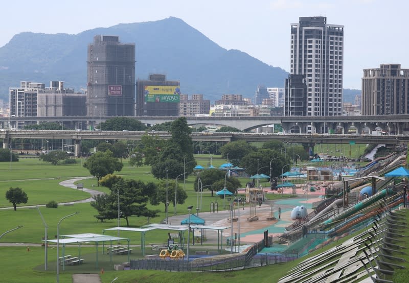 房市管制首納有房者無寬限期（1） 中央銀行日前宣布第7波選擇性信用管制祭出4大措 施，其中最受矚目的是「新增規範自然人名下有房屋 者之第1戶購屋貸款不得有寬限期」，且自9月20日起 實施。圖為新北市三重區正在興建中的建案。 中央社記者趙世勳攝  113年9月23日 