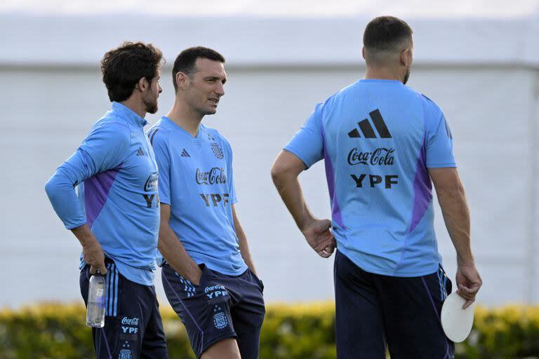 Lionel Scaloni conversa con los asistentes Pablo Aimar y Walter Samuel durante un ensayo en Ezeiza; los tres saben lo que significa trabajar con Marcelo Bielsa como DT