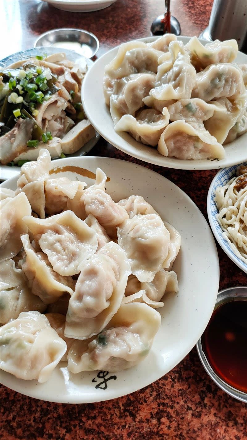 價格便宜，用料卻不隨便，肉餡鮮甜又飽滿。（圖／《民宿女王芽月》授權提供）