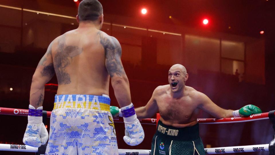 Tyson Fury taunts Oleksandr Usyk from the ropes
